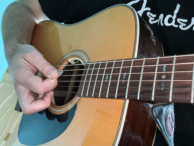 Correctly positioning and playing with a guitar pick